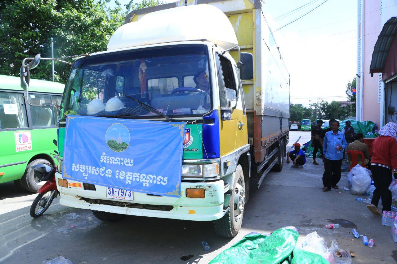 ក្រុមការងាររដ្ឋបាលខេត្តកណ្តាល បានរៀបចំសម្ភារៈ គ្រឿងឧបភោគបរិភោគ ដែលបានពីការចូលរួមរបស់បងប្អូនប្រជាពលរដ្ឋ តាមរយៈរដ្ឋបាល ក្រុង-ស្រុក បានផ្ដល់ជូនកងទ័ព