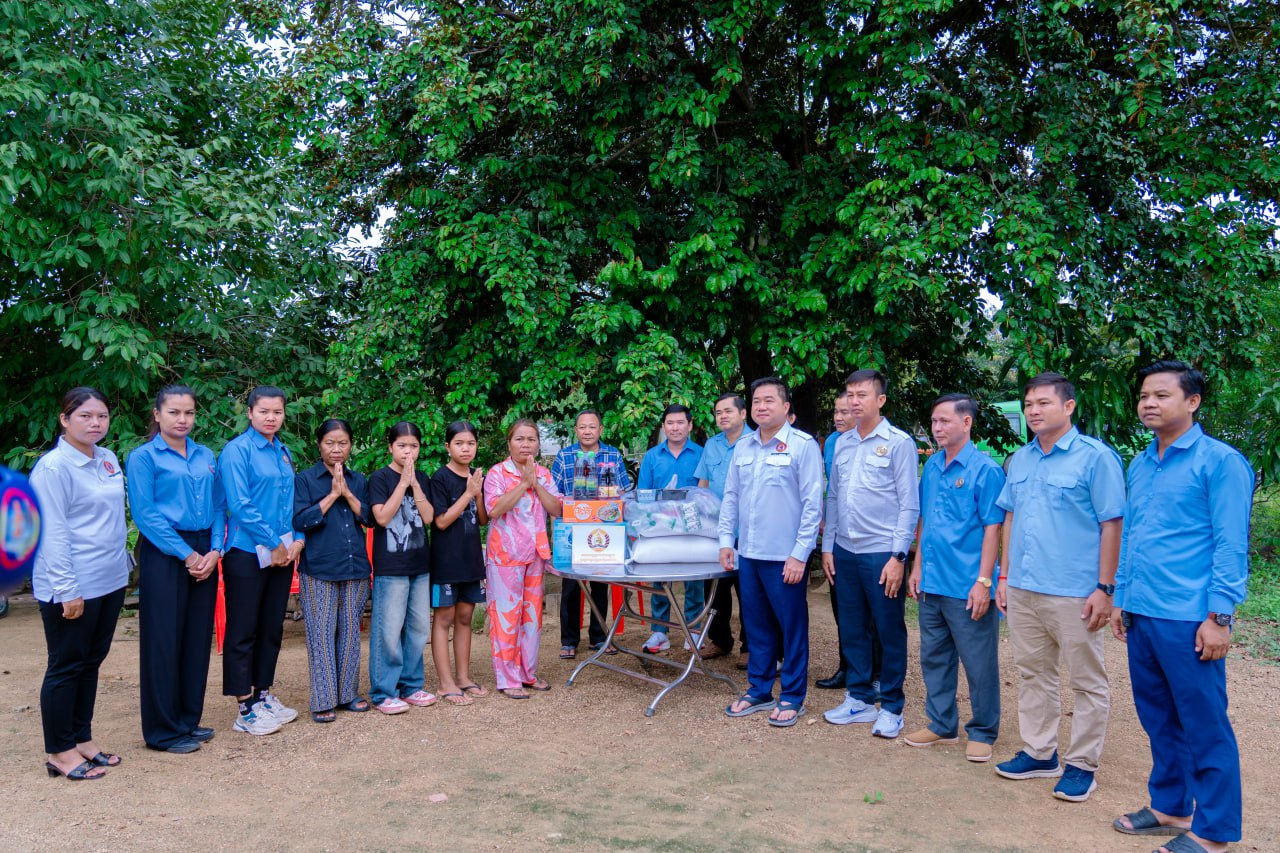 លោក ម៉េង ស្រ៊ុន ប្រធានក្រុមការងារចុះជួយមូលដ្ឋានឃុំអមលាំង បានអញ្ជើញដឹកនាំក្រុមការងារ ចុះសួរសុខទុក្ខដល់ក្រុមគ្រួសារ កងទ័ពជួរមុខ ចំនួន៧គ្រួសារ ស្ថិតនៅឃុំអមលាំង…