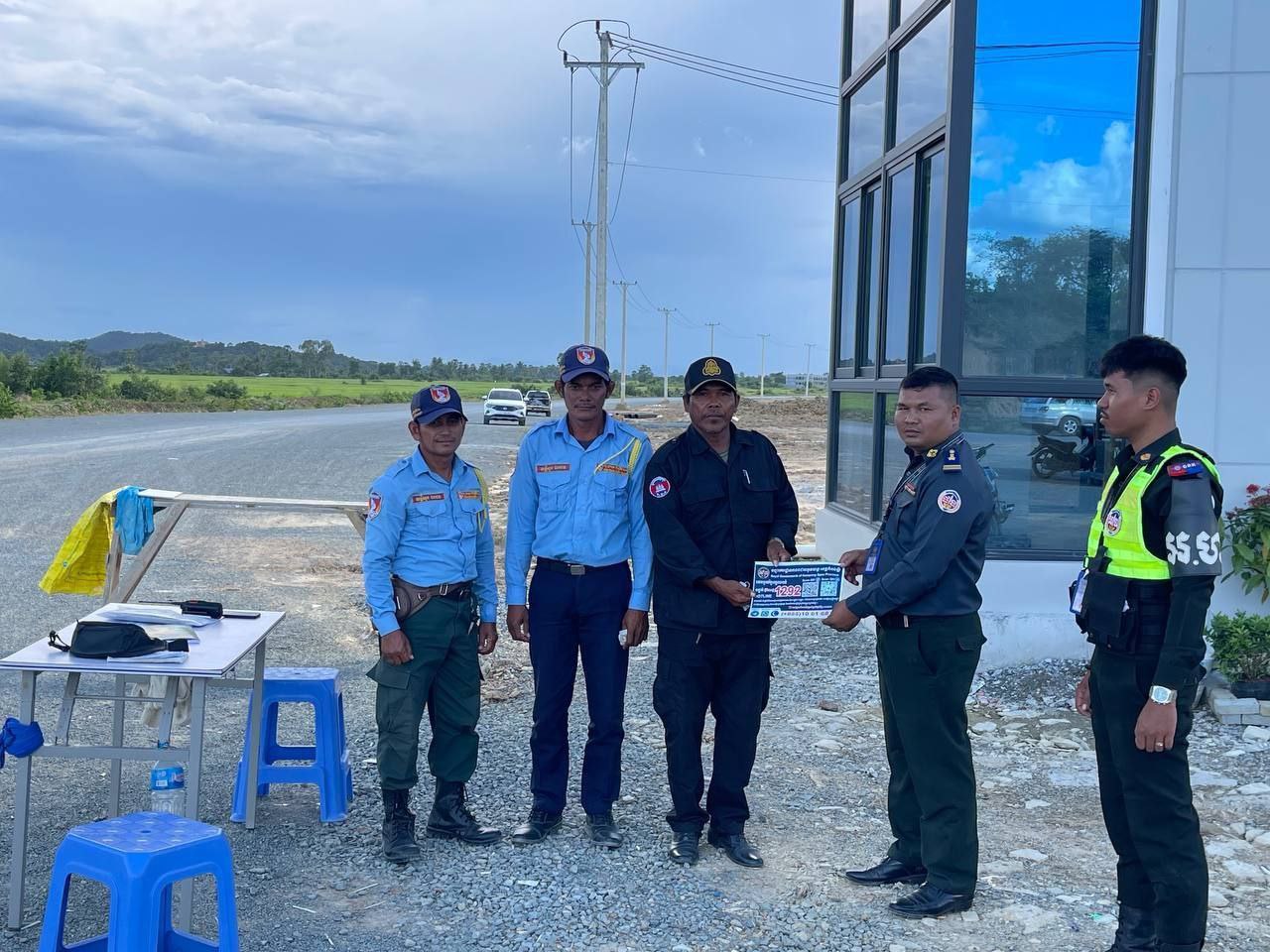 សកម្មភាព​កម្លាំង​កង​រាជអាវុធហត្ថ​ខេត្ត​កំពង់ស្ពឺ​ បន្ត​ចុះផ្សាយ​លេខទូរស័ព្ទអន្តរាគមន៏សង្គ្រោះបន្ទាន់1292 ដល់ប្រជាពលរដ្ឋក្នុងភូមិសាស្រ្តខេត្តកំពង់ស្ពឺ…