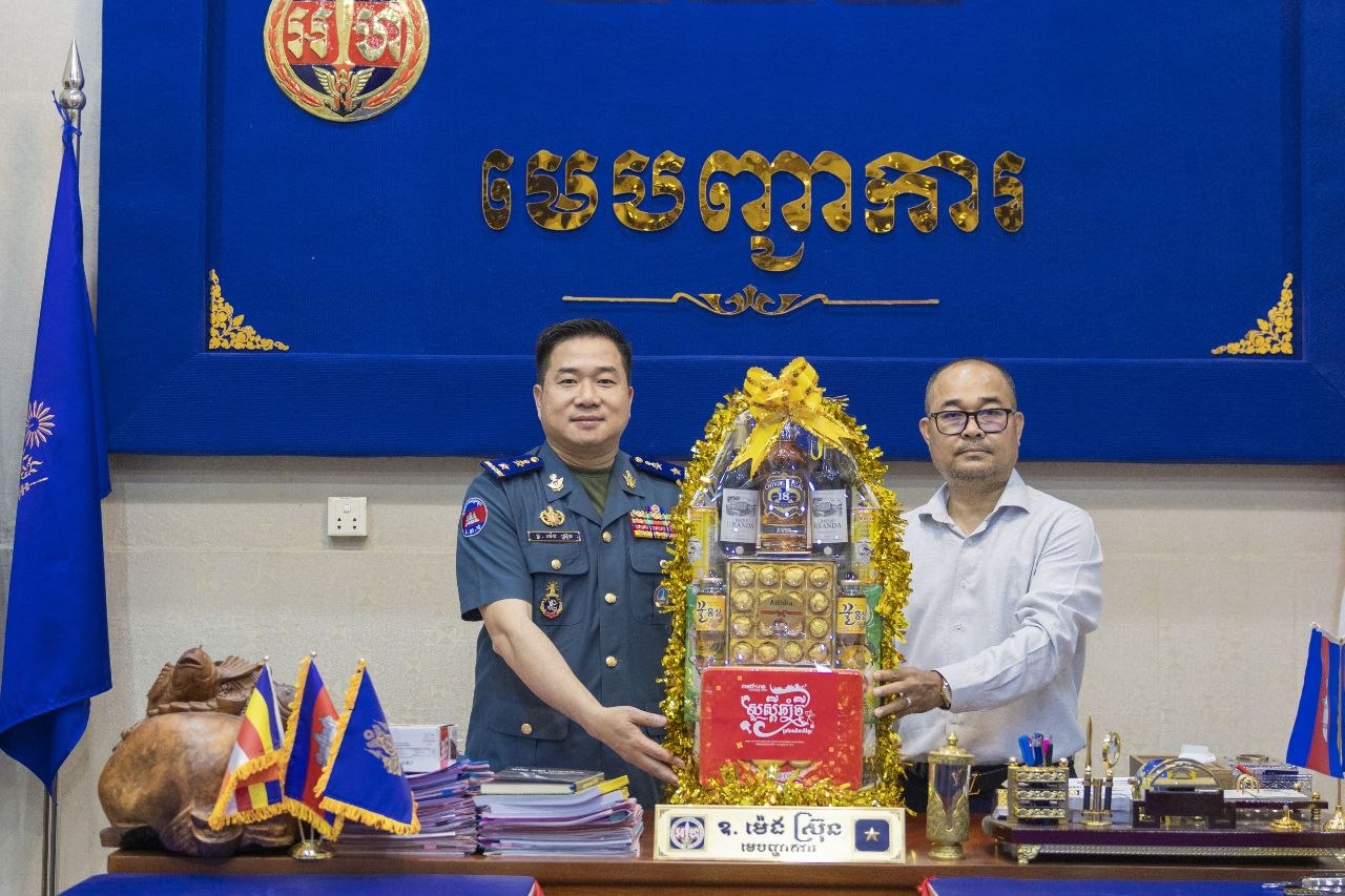 លោកឧត្តមសេនីយ៍ត្រី ម៉េង ស្រ៊ុន មេបញ្ជាការ បានអញ្ជើញ​ទទួលជួបសំណោះសំណាលជាមួយលោក លឹម វាសនា នាយកអតិថិជនសហគ្រាស​​ ​ជាតំណាងឲ្យក្រុមហ៊ុន Metfone ប្រចាំខេត្តកំពង់ស្ពឺ ដែលបាននាំយកនូវកាដូរអនុស្សាវរីយ៍ និងជូនពរជ័យក្នុងឱកាស​អបអរសាទរពិធីបុណ្យចូលឆ្នាំថ្មីប្រពៃណីជាតិខ្មែរខាងមុខនេះ!!!